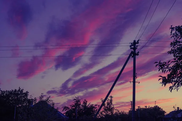 电杆剪影对日落的天空 — 图库照片