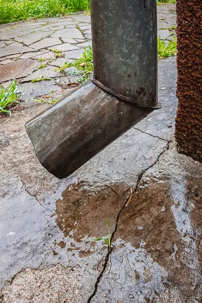 Gros plan d'un drain et d'un plancher mouillé — Photo