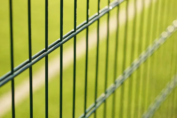 Rutnät av gröna staket mesh — Stockfoto