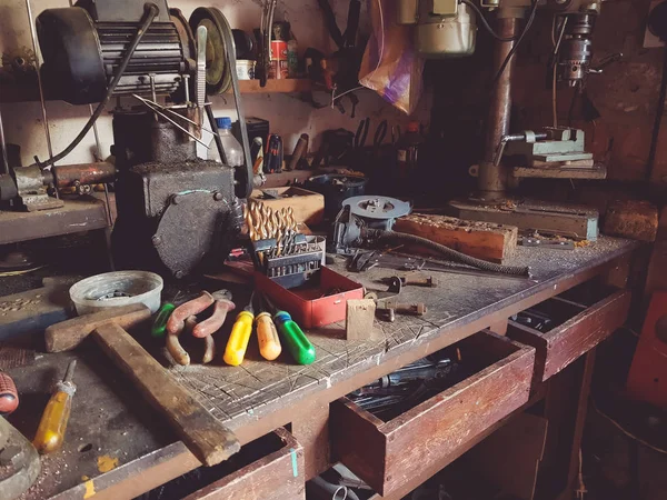 Skrivbordet och verktyg i den garage verkstaden — Stockfoto