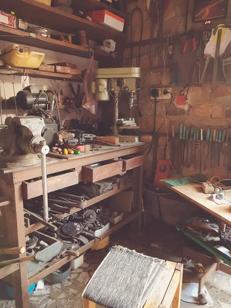 Garage verkstad med olika maskiner och verktyg. — Stockfoto