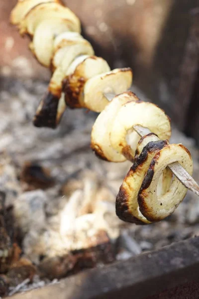 Rondelles d'oignon hachées frites sur un feu — Photo