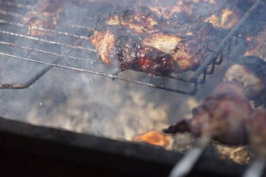 Barbeküde pişirilen kavrulmuş domuz eti