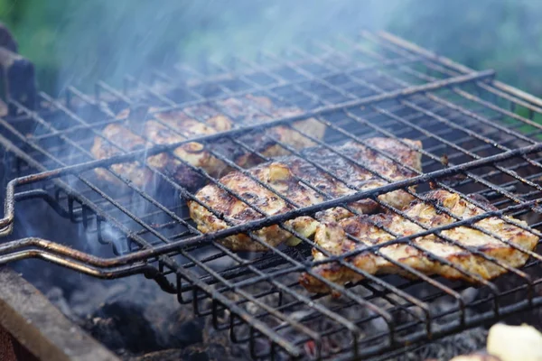 Steaky z masa se vaří na grilu — Stock fotografie