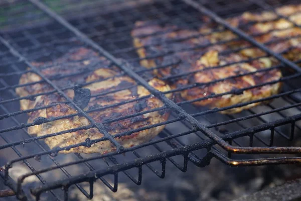 Velké kusy masa na grilu — Stock fotografie