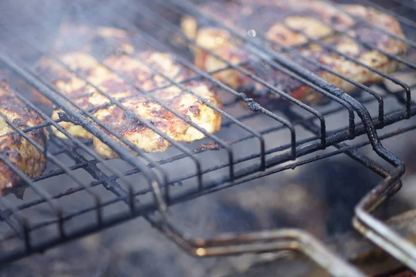 Velké kousky masových steaků jsou uvařené na grilu — Stock fotografie