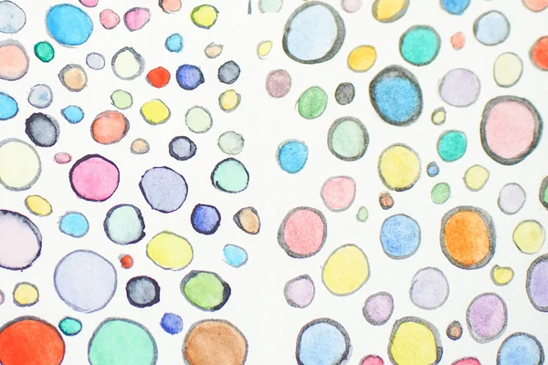 여러 가지 빛깔의 수채화 손으로 그린 원 무늬. 둥근 모양 장식. 컬러 페인팅 거품 디자인 — 스톡 사진