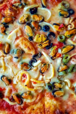 Deniz ürünleri ile arka plan pizza. Midye, Colmar, peynir, zeytin ve domates.