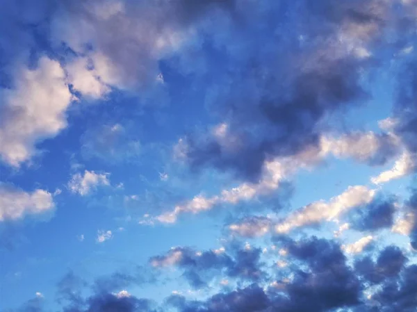 Голубое небо и белые облака. Фон небес — стоковое фото