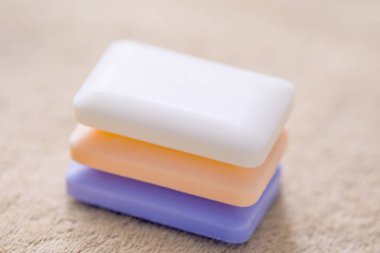 soluk kahverengi bir havlu üzerinde sabun üç çubuk.