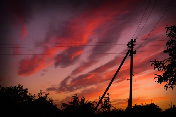 Elektrická silueta pole proti obloze slunce — Stock fotografie