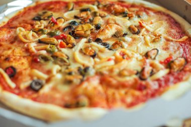 Deniz ürünleri midye zeytin yan görünümü ile Pizza