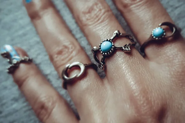 Vacker kvinnlig hand med många olika ringar — Stockfoto