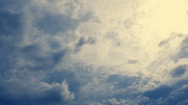 Ουρανός στο παρασκήνιο με σύννεφα και ζεστή λιακάδα. — Φωτογραφία Αρχείου