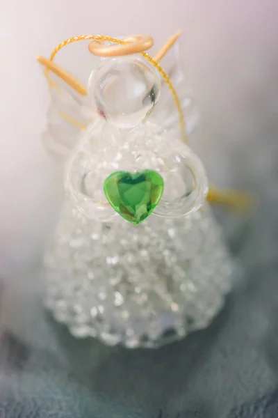 Ett litet glas ängel statyett med hjärtan — Stockfoto
