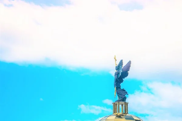 Arcanjo Michael escultura contra o céu azul . — Fotografia de Stock