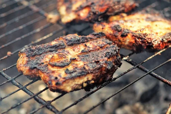 Pečení kebab na grilu, vepřové steaky, připravené smažené kusy masa — Stock fotografie