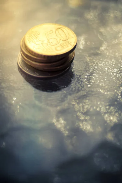 Stapel glänzender Euromünzen auf einem Glastisch — Stockfoto