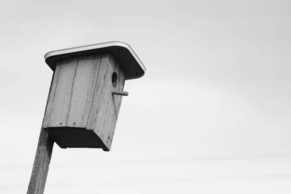 Casa de pájaros casera de madera azul en el fondo del cielo —  Fotos de Stock