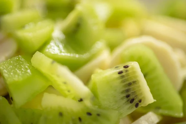 Το ακτινίδιο κόβει το σφηνάκι, τα φρούτα υποβάθρου, την επιλεκτική εστίαση — Φωτογραφία Αρχείου