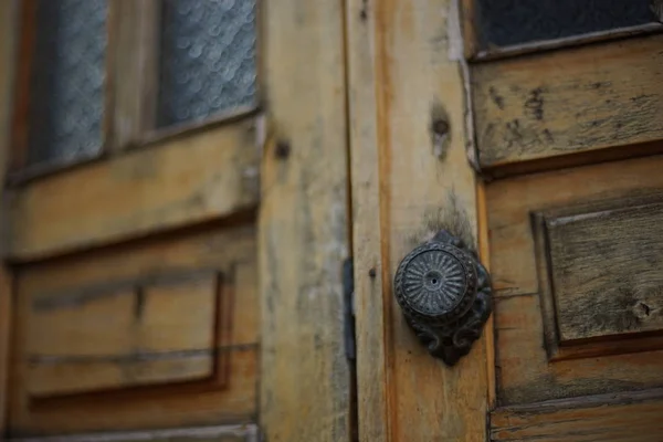 Vintage preto esculpida maçanetas da porta em portas de madeira marrom — Fotografia de Stock