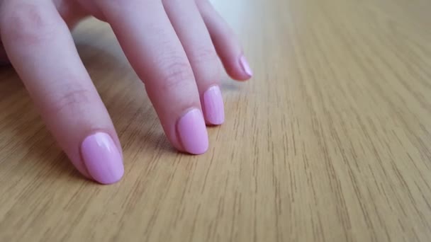 Female Hand White Skin Pink Short Nails Taps Scratching Wooden — Stock Video