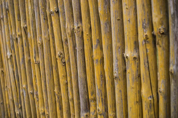 Starý dřevěný plot z kulatiny ve formě palisády — Stock fotografie