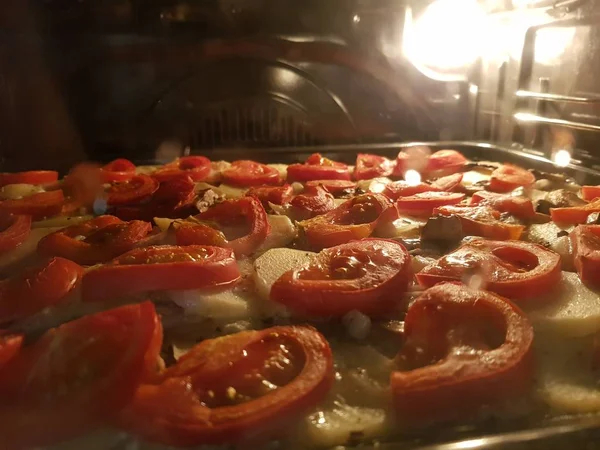 Ломтики помидоров, картофель, шампиньоны запеченные в духовке, здоровое питание, натуральная веганская еда — стоковое фото