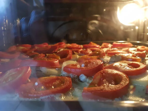 Tomat, potatis, champinjoner bakade i ugnen — Stockfoto