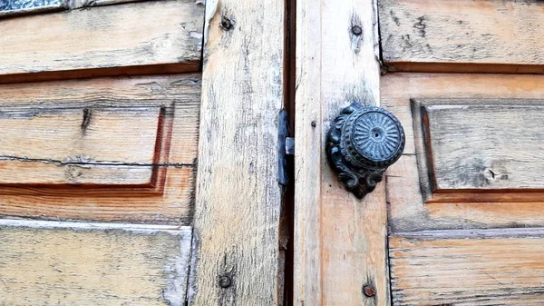 Stare drewniane drzwi z rundy Unimog — Zdjęcie stockowe