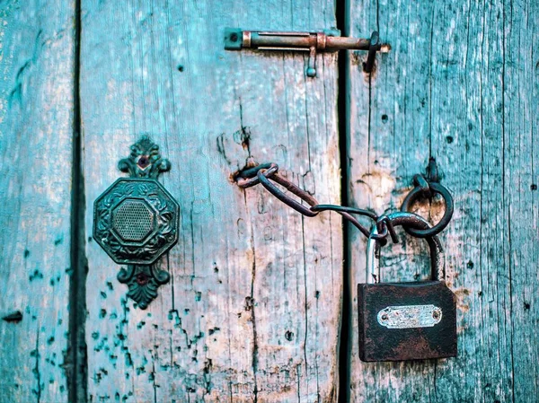 Viejas puertas de madera con mango, heck y cerradura . — Foto de Stock