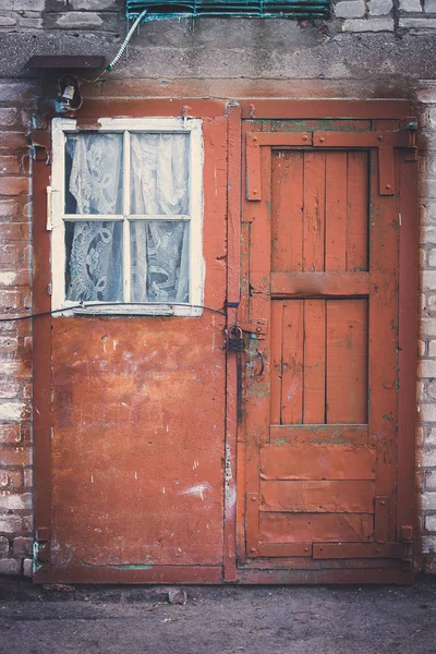 Fachada de um edifício velho com porta e janela — Fotografia de Stock