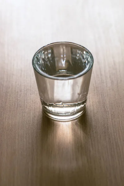 Стакан воды на столе — стоковое фото