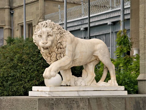 Мраморная статуя льва с мячом. Крым. Воронцовский дворец . — стоковое фото
