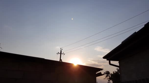Banliyö Binaları Elektrik Hatları Silueti Ile Gün Batımı — Stok video