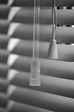 Kapalı kepenkler ve ip kapatın. Jalousie arka plan.