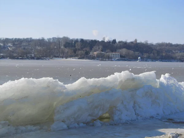 Große Eisscheiben am Flussufer am helleren Tag. — Stockfoto