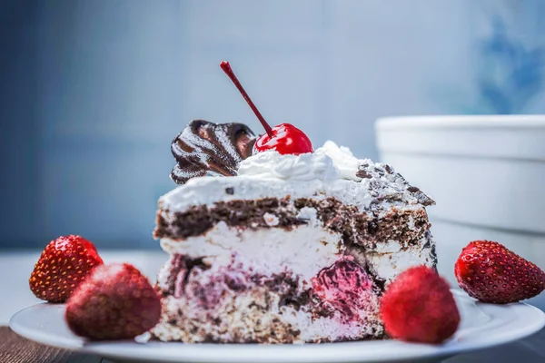 Rebanada de pastel con cerezas y fresas —  Fotos de Stock