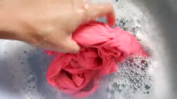 Mano Femenina Con Uñas Azules Lavar Una Camiseta Rosa — Vídeos de Stock