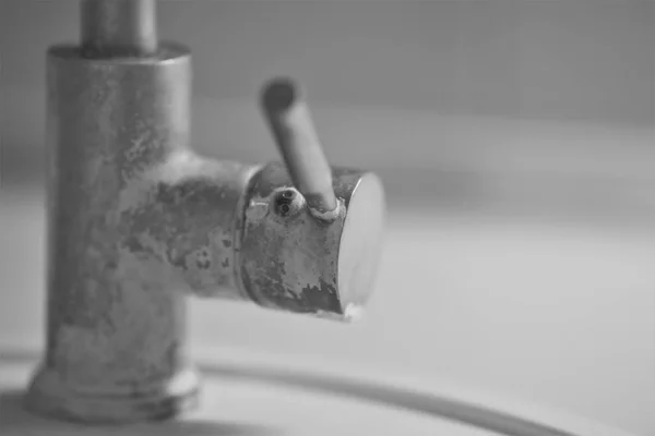 Maniglia di un vecchio rubinetto cromato in calce, foto in bianco e nero — Foto Stock