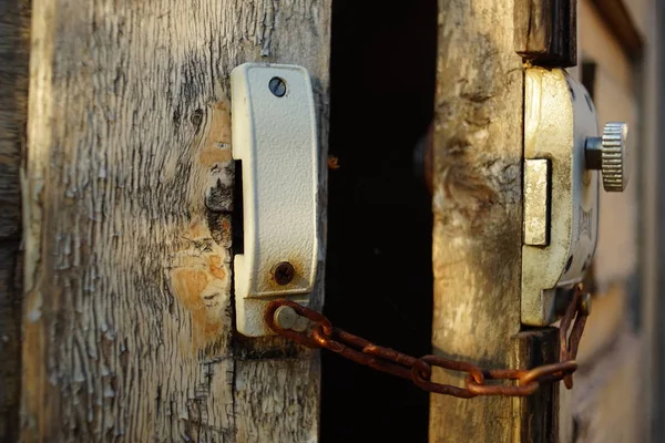 Puerta vieja con cadena oxidada y cerradura — Foto de Stock