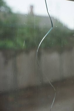 Camçatlak, pencerenin dışında yağmur yağıyor, üzüntü bir
