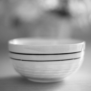 masada çizgili desenli seramik kase, bw fotoğraf, yumuşak seçici odak.