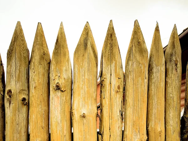 Picos afiados em uma cerca de madeira, textura de troncos de madeira, o caule de uma árvore — Fotografia de Stock