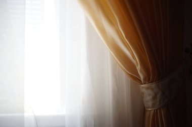 Kahverengi perde sabit tutuculu beyaz tül