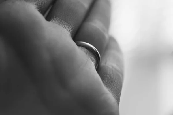 Ung kvinnlig hand, Palm Macro foto, ring på ringfingret, BW — Stockfoto