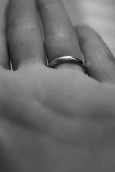 薬指に指輪を持つ若い女性の手のひら、bw写真 — ストック写真