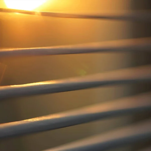 Horisontell persienner upplyst av solnedgången, makro skott. — Stockfoto