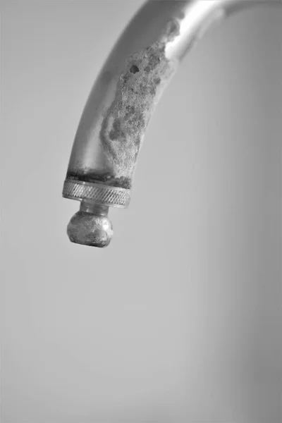 Alter Wasserhahn in Kalk, selektiver Fokus, S — Stockfoto