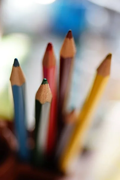 Набор цветных карандашей в подставке, мягкая селективная фокусировка — стоковое фото